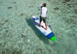 stand-up-pladdleboarding-hire-on-lake-annecy-wake-ski-74-cover1 Homme faisant du paddle pendant sa Location de stand up padldle sur le lac d'Annecy avec Wake & Ski 74.