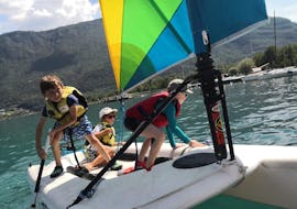 3 enfants sur un catamaran pendant leur Location de catamaran sur le lac d'Annecy avec Ski & Wake 74.  