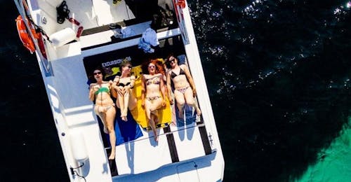 Bootstour von Sorrent nach Capri mit Schnorcheln mit Capitano Ago Costiera Amalfitana Eine Gruppe von Freunden liegt auf dem Boot und genießt die Sonne während der Bootstour nach Capri mit Schnorcheln mit Capitano Ago.