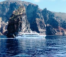 La barca salpa verso l'isola di Culcano durante il loro Tour alle isole Vulcano, Panarea & Stromboli con Tarnav Tours Eolie.