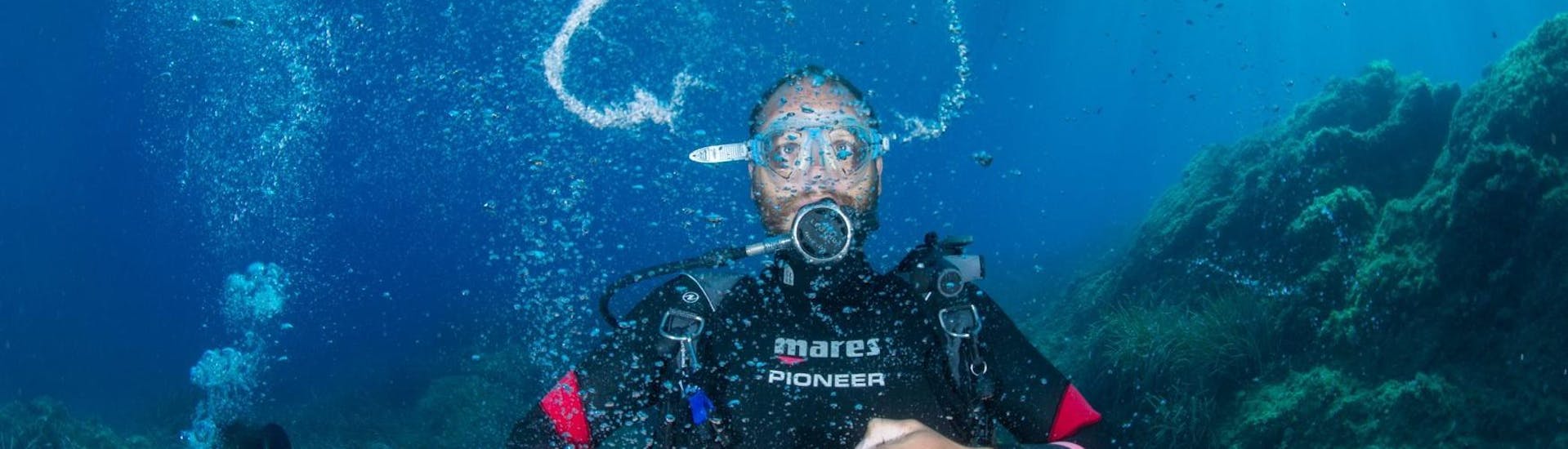 Diver making bubbles in the water during his Trial Scuba Diving in Sainte-Maxime with H2O Sainte-Maxime.