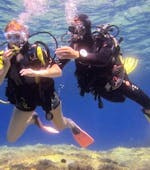 Deux plongeurs lors d'un Baptême de plongée à Sainte-Maxime avec H2O Sainte-Maxime.