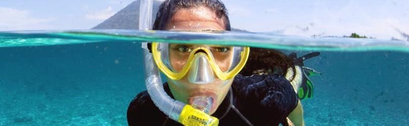Woman snorkeling in Sainte-Maxime with H2O Saint-Maxime.