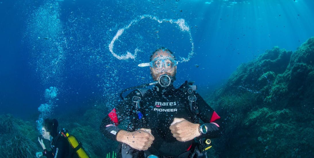 Diver making bubbles in the water during his PADI Open Water Diver Course in Sainte-Maxime for Beginners with H2O Sainte-Maxime.