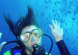 Woman having fun during her PADI Open Water Diver Course in Sainte-Maxime for Beginners with H2O Saint-Maxime. 