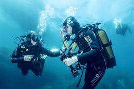 Two divers during a Guided Dives at Sainte-Maxime for Beginners with the provider H2O Sainte-Maxime.