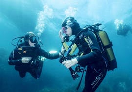 Two divers during a Guided Dives at Sainte-Maxime for Beginners with the provider H2O Sainte-Maxime. 
