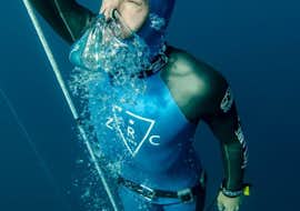 free-diving-in-annecy-lake-for-beginners-reda-apnea-annecy-hero An beginner is coming back to the surface during his Free Diving Lesson in Annecy lake with Reda Apnea Annecy.