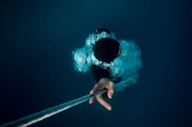 Un plongeur avancé fait de l'apnée en vertical lors de son cours d'apnée dans le lac d'Annecy avec Reda Apnea Annecy.