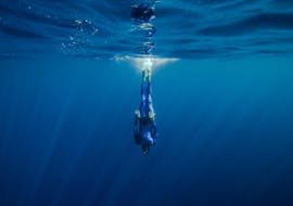 Un apnéiste confirmé se détend dans l'eau pendant sa formation FFESSM dans le lac d'Annecy avec Reda Apnea Annecy.