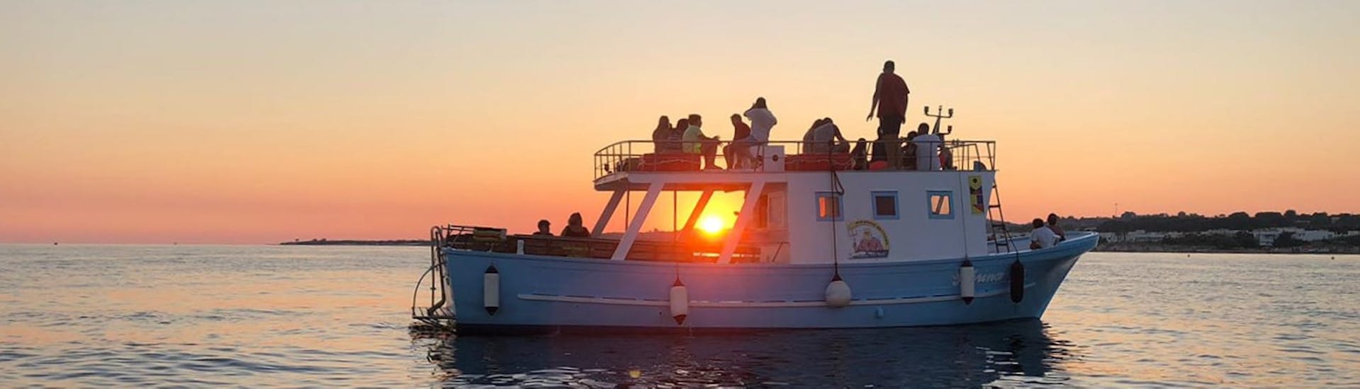 Il meraviglioso e colorato tramonto che potrete ammirare durante il giro in barca alle grotte del Salento al tramonto con Noleggio Nettuno Torre Vado.