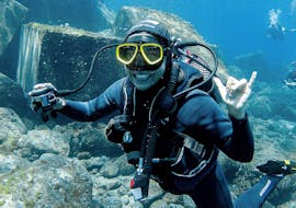 A diver greets the camera while doing the PADI Open Water Dive course at Los Cristianos beach with Diving Atlantis. 