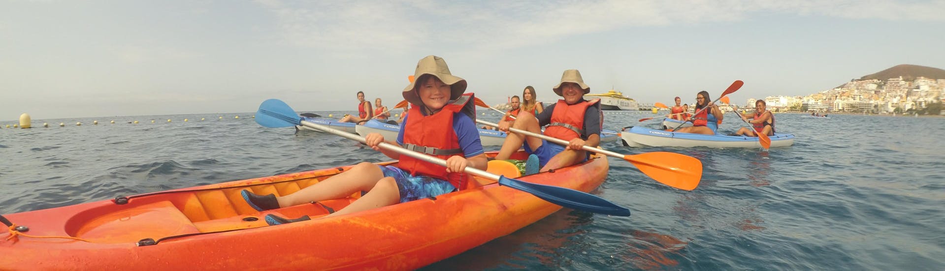Eine Gruppe von Leuten geht mit Kayaking Atlantis Fuerteventura auf eine Seekajaktour mit Schnorcheln in La Lajita.