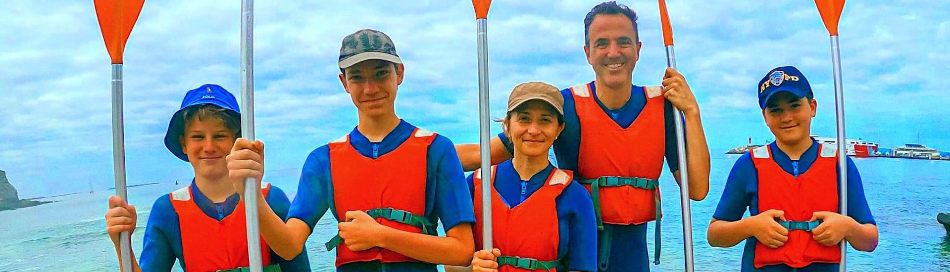 Eine Familie geht mit Kayaking Atlantis Fuerteventura auf eine Kajaktour in La Lajita.