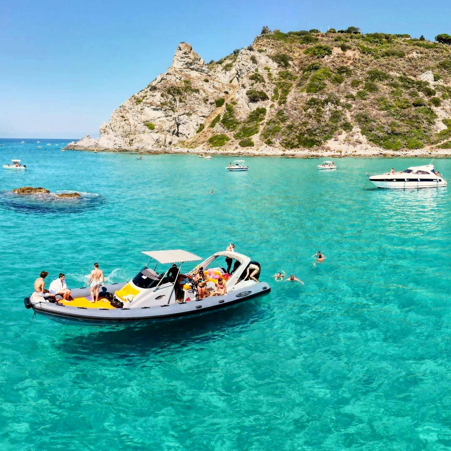 Balade en bateau au Capo Vaticano le long de la Costa degli Dei avec Sea Sports Tropea Balade en bateau au Capo Vaticano le long de la Costa degli Dei avec Sea Sports Tropea.
