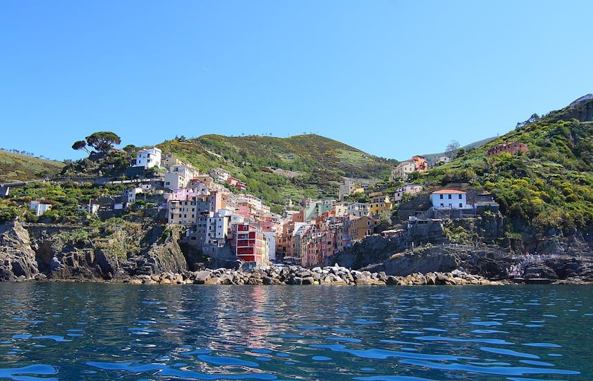 The beautiful view from the sea that you can admire during the boat trip along the Cinque Terre with snorkeling with Cinque Terre Boat Trip.