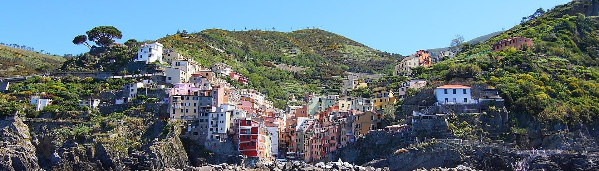 La hermosa vista desde el mar que puedes admirar durante el paseo en barco por las Cinque Terre con paradas para hacer esnórquel, con Cinque Terre Boat Trip.