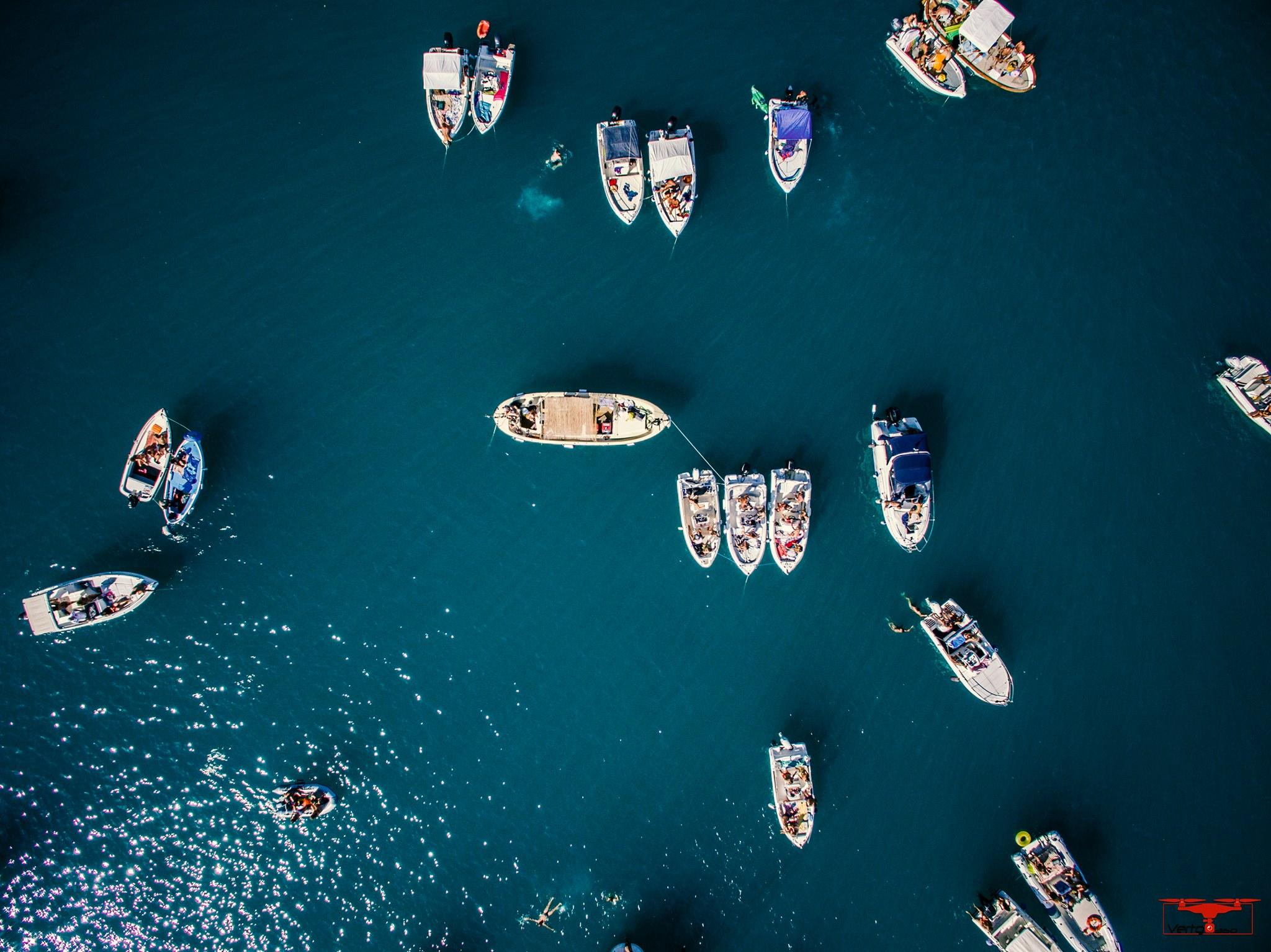 Gita in barca da La Spezia lungo le Cinque Terre con 5 Terre Boat Trip Quattro ragazze si divertono durante il giro in barca lungo le Cinque Terre con Cinque Terre Boat Trip.