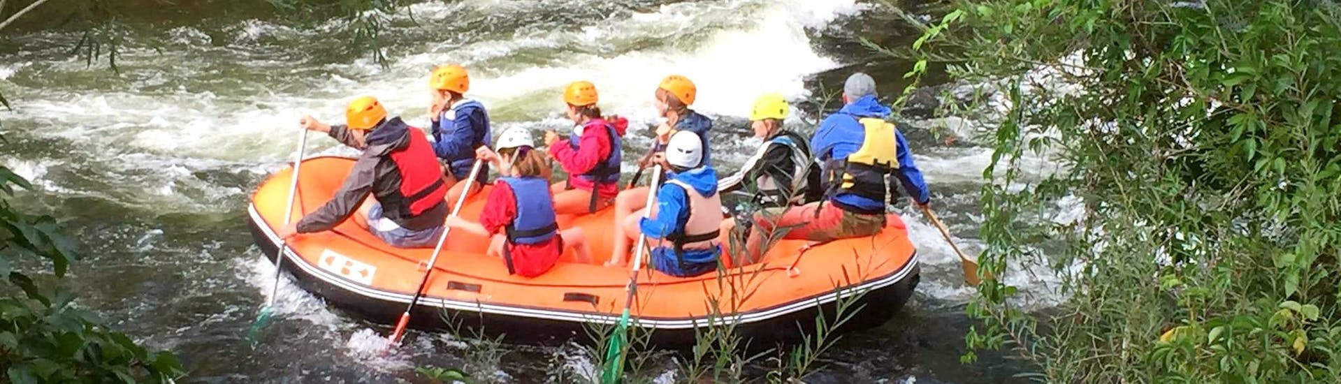 Group of people rafting on the Chassezac river with Cévèn'Aventure. 