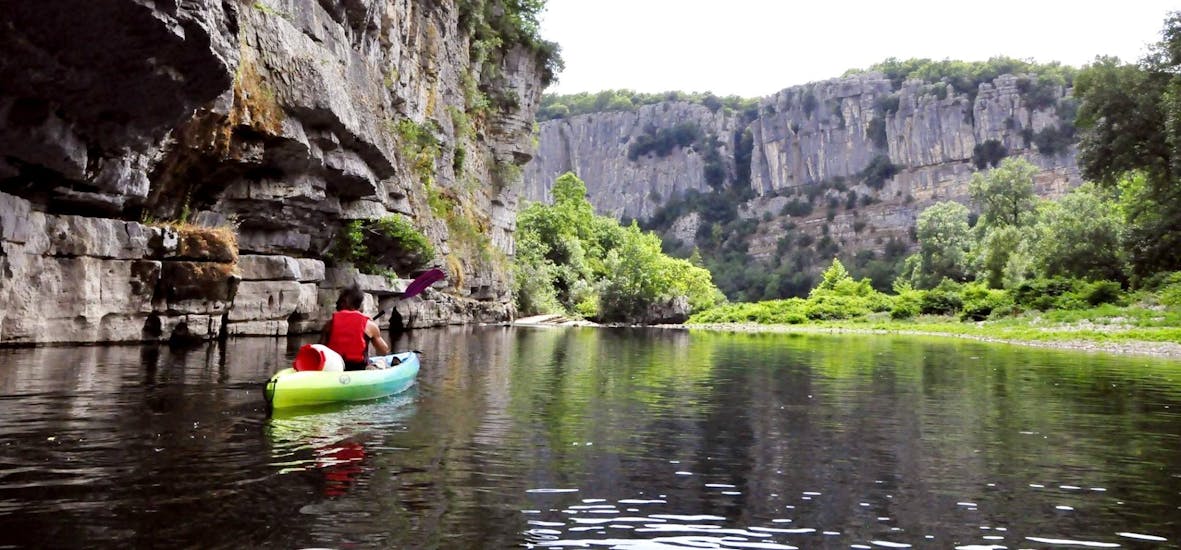 Un kayak sur la rivière paisible lors du Canoë-kayak sur le Chassezac - 7km avec Céven'Aventure Ardèche.
