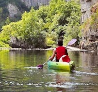 A man canoeing on the Chassezac river during a hire with Cévèn'Aventure.