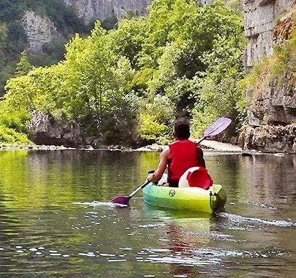 Kajak & Kanu auf dem Chassezac - 7km mit Ceven'Aventure Ardèche Ein Mann beim Kanufahren auf dem Fluss Chassezac mit Cévèn'Aventure.