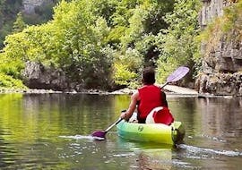 Un homme fait du canoë sur la rivière Chassezac lors d'une location avec Cévèn'Aventure.