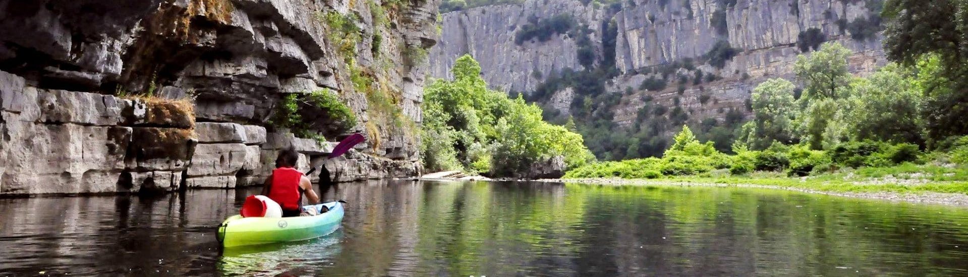 Jemand fährt Kajak auf dem Fluss während der 7 km langen Kajak- und Kanutour auf dem Chassezac mit Céven'Aventure Ardèche.