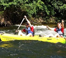 Deux enfants font du canoë sur la rivière Chassezac avec Cévèn'Aventure.