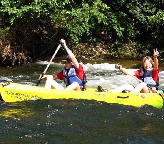 Kayak & Kanu auf dem Chassezac - Geführte 7km-Tour mit Céven'Aventure Ardèche Zwei Kinder bei der Kanutour auf dem Chassezac mit Cévèn'Aventure.