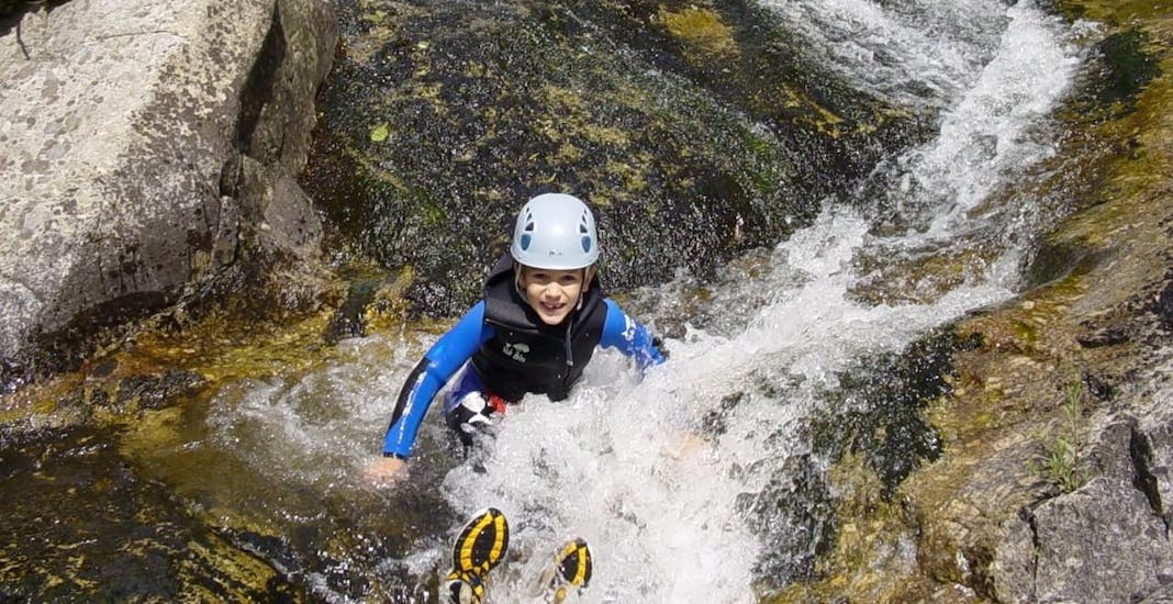 Des gens sautent dans l'eau lors du Canyoning en Ardèche dans le Bas Chassezac en Famille avec Céven'Aventure Ardèche.