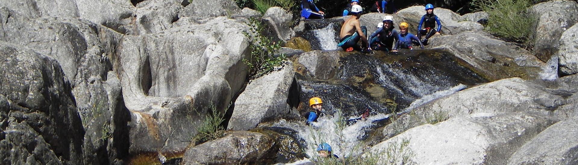 Les gens explorent et escaladent le canyon pendant le Canyoning en Ardèche dans le Haut Chassezac - Découverte avec Cévèn Aventure.