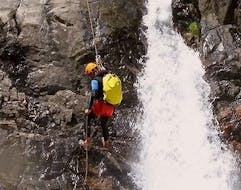 Homme faisant du rappel dans le canyon du Chassezac avec Cévèn'Aventure.