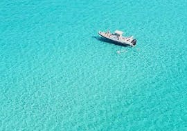 Un bateau de Sea Sport Tropea se dirige vers le Capo Vaticano en naviguant sur les eaux turquoise de la côte calabraise pendant une Balade privée en bateau à Capo Vaticano le long de la Costa degli Dei.
