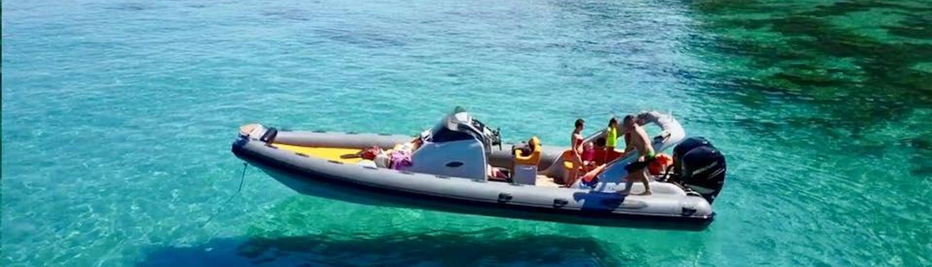 Mit einem Boot von Sea Sports Tropea geht es bei einer privaten Bootstour nach Capo Vaticano an der Costa degli Dei durch das türkisfarbene Wasser der kalabrischen Küste.