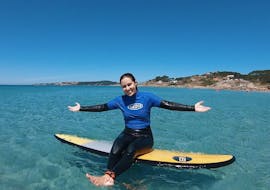 A woman enjoys her surfing lessons on La Lanzada beach with Waipia Surf School O Grove.