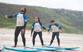 During the Surfing Lessons (from 11 y.) on the Beach of Nazaré three friends learn the surfing techniques with Surf4You in Nazaré.