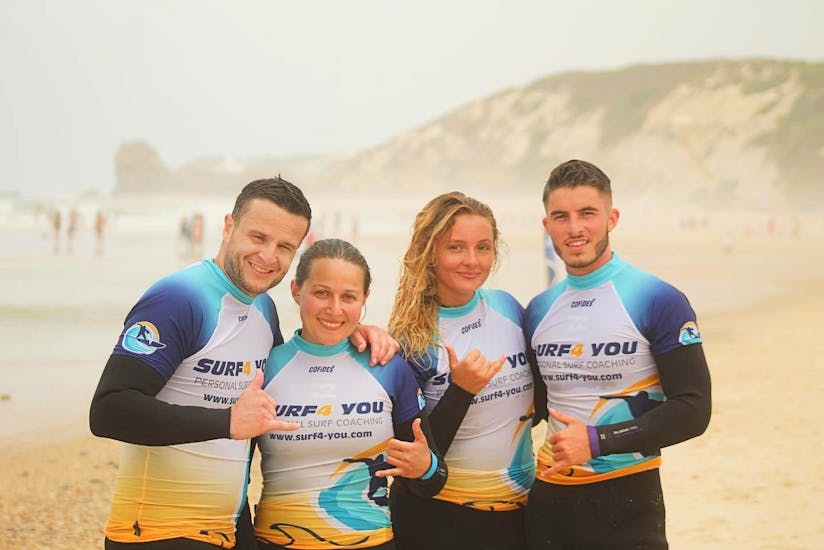 During the surfing lessons from Surf4You in Nazaré the participants have lots of fun and smiling in the camera.