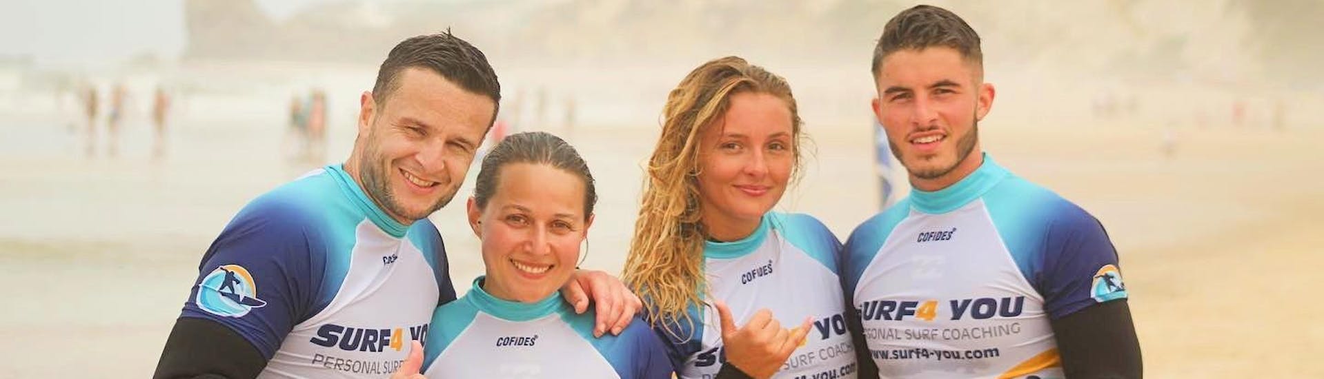 Während des Surfkurses von Surf4You in Nazaré haben die Teilnehmer viel Spaß und lächeln in die Kamera.
