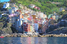 La impresionante vista de las casas de colores que puedes admirar durante el viaje en barco privado a lo largo de la costa de Cinque Terre, con 5 Terre Boat Trip.