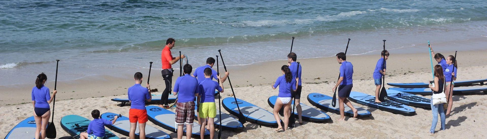 A group does a SUP tour in O Grove with Waipia Surf School.