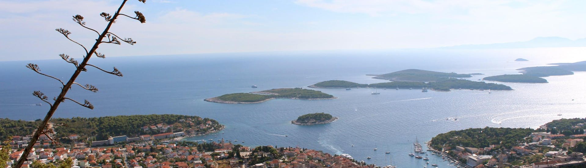 Privé boottocht van Hvar City naar Hvar met zwemmen & toeristische attracties.