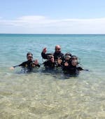 Teenager lernen im Wasser während des PADI Open Water Diver Kurses in Hyères für Anfänger mit der Europäischen Tauchschule Hyères.