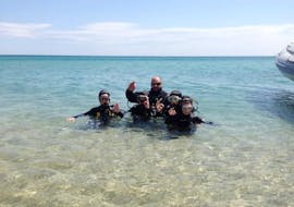 Des adolescents apprennent dans l'eau pendant le cours PADI Open Water Diver à Hyères pour débutants avec l'École européenne de plongée d'Hyères.