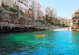 Tour in Stand Up Paddle alle grotte di Polignano a Mare con Tour in Stand Up Paddle alle grotte di Polignano a Mare Un ragazzo durante il tour in stand up paddle alle grotte di Polignano a Mare con Pugliamare.