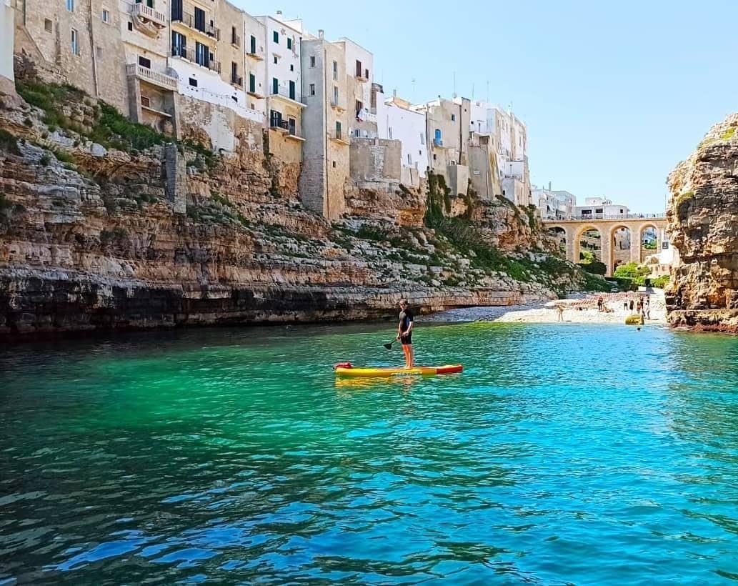 Tour in Stand Up Paddle alle grotte di Polignano a Mare con Tour in Stand Up Paddle alle grotte di Polignano a Mare Un ragazzo durante il tour in stand up paddle alle grotte di Polignano a Mare con Pugliamare.