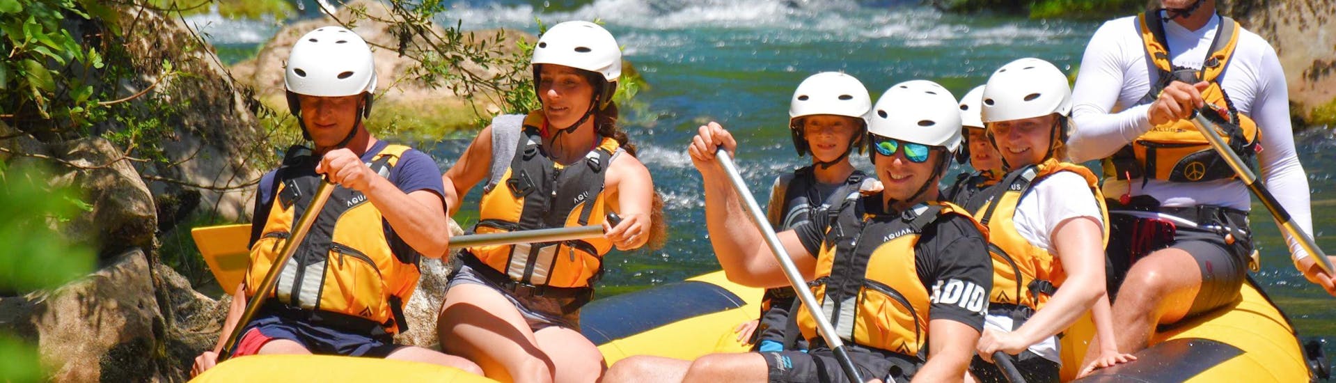 Family doing Rafting on the Cetina River with Rafting Pinta Omiš.