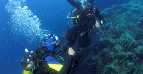 Level 1 FFESSM Tauchkurs in Hyères für Anfänger mit European Diving School Hyères Ein Tauchschüler und sein Tauchlehrer kommunizieren unter Wasser während des FFESSM-Level-1-Anfänger-Tauchkurses der Europäischen Tauchschule Hyères.