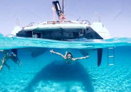 Gita in catamarano al Parco Nazionale dell'Asinara da Stintino con Buriana Charter Un gruppo di persone durante il giro in catamarano al Parco Nazionale dell'Asinara con Buriana Charter Stintino.