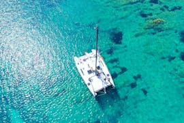 De catamaran tijdens de privé catamarantocht naar het Asinara Park en La Pelosa met Buriana Charter.